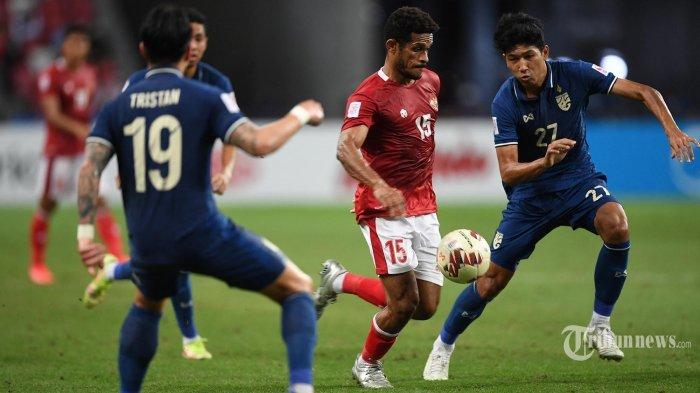 Pemain Timnas Indonesia Ricky Richardo Kambuaya (tengah) menguasai bola melewati Tristan Do (kiri) dan Weerathep Pomphun dari Timnas Thailand pada leg pertama pertandingan final sepak bola AFF Suzuki Cup 2020 antara Timnas Indonesia dan Timnas Thailand di National Stadium, Singapura, Rabu (29/12/2021).