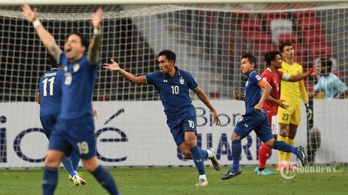 Pemain Timnas Thailand Chanathip Songkrasin (ketiga dari kanan) merayakan golnya pada leg pertama pertandingan final sepak bola Piala Suzuki AFF 2020 antara Timnas Indonesia dan Timnas Thailand di Stadion Nasional Singapura. Rabu (29/12/2021).