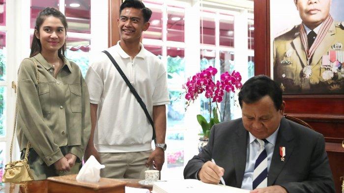Pemain Timnas U-23 Indonesia Pratama Arhan dan sang istri Azizah Salsha saat berkunjung ke kantor Menteri Pertahanan, Prabowo Subianto, Rabu (13/9/2023) sore.