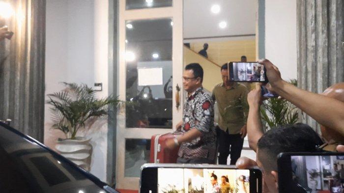 Komisi Pemberantasan Korupsi (KPK) membawa dua koper hasil penggeledahan di kantor Wali Kota Semarang, Rabu (17/7/2024)