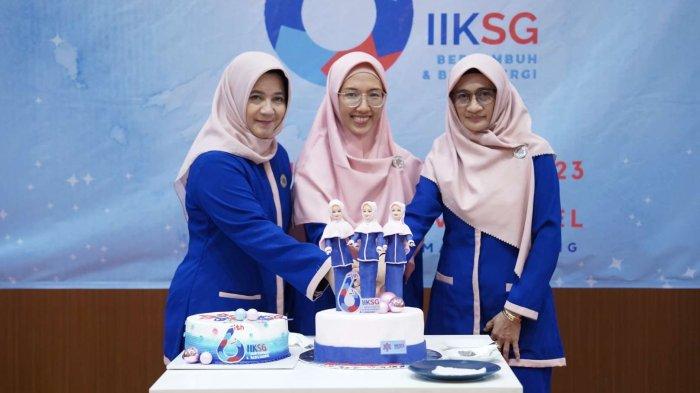 Pembina IIKSG, ibu Diana Fardhi Sjahrul Ade (sebelah kiri), dan ibu Kurya Benny Ismanto (sebelah kanan), bersama Ketua IIKSG, Titis Soni Heri (tengah), melakukan prosesi pemotongan kue tart pada puncak perayaan HUT IIKSG ke-6 di Ballroom Fave Hotel Rembang, 5 November 2023.