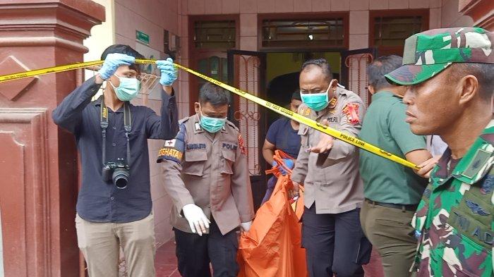 Polisi saat evakuasi korban diduga pembunuhan dan perampokan di Comal, Kabupaten Pemalang.