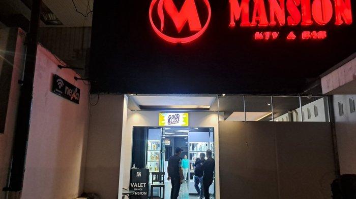PEMILIK JADI TERSANGKA - Polisi menetapkan pemilik Mansion Executive Karaoke sebagai tersangka kasus pertunjukan tari telanjang dan ladang prostitusi. Polisi menyegel tempat tersebut di Jalan Kyai Saleh, Kelurahan Mugassari, Semarang Selatan, Kota Semarang , Kamis (27/2/2025) malam.