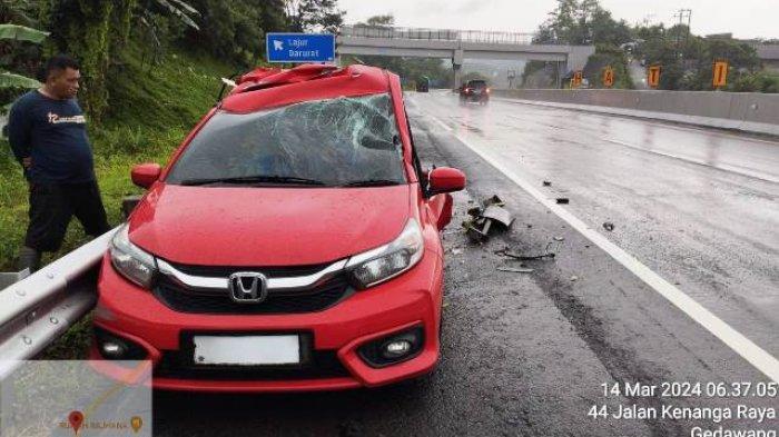 Penampakan Brio merah yang alami kecelakaan dengan truk tak dikenal di ruas tol Banyumanik KM 423, Kelurahan Gedawang, Kecamatan Banyumanik, Kota Semarang, Kamis (14/3/2024). Akibat kejadian ini, dokter muda asal Kabupaten Semarang tewas di lokasi.