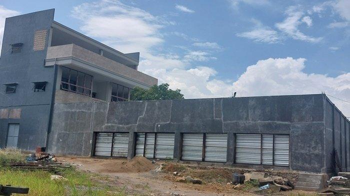 Penampakan luar rumah pemilik harimau yang menerkam pekerja di Samarinda saat hendak diberi makan pada Sabtu (18/11/2023). Pekerja tersebut tewas.