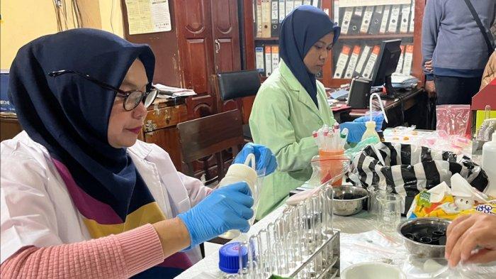Aktivitas Tim Kemananan Pangan Kabupaten Wonosobo saat melakukan pengawasan makanan dan minuman di Pasar Induk Wonosobo, Jumat (22/3/2024).
