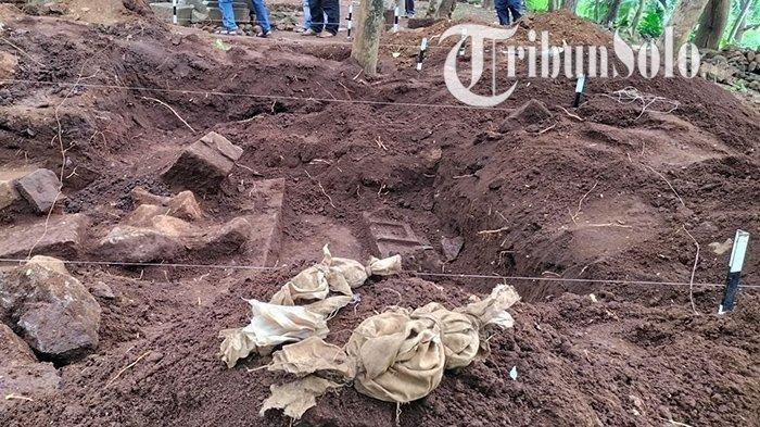 Penggalian situs kuno Watugenuk diwarnai penemuan bungkusan menyerupai pocong di Desa Kragilan, Kecamatan Mojosongo, Kabupaten Boyolali, Minggu (7/11/2021).