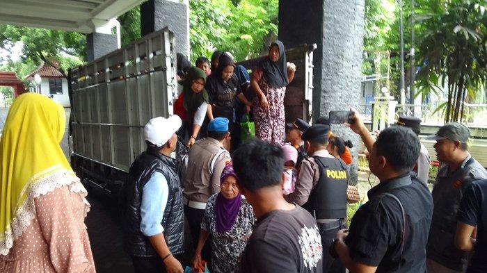 Para pengungsi korban banjir tiba di posko pengungsian di DPRD Kudus. (Foto: Gozali)