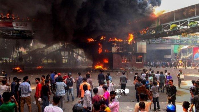 Pengunjuk rasa bentrok dengan polisi di Dhaka Bangladesh pada 18 Juli 2024. Demonstrasi mahasiswa yang berujung kerusuhan mengakibatkan gedung-gedung pemerintah dibakar.