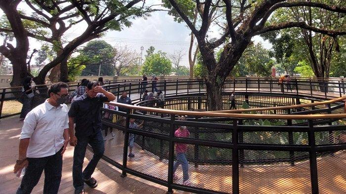 Pengunjung melintasi skywalk di Taman Balekambang Surakarta, Minggu (28/7/2024) siang.