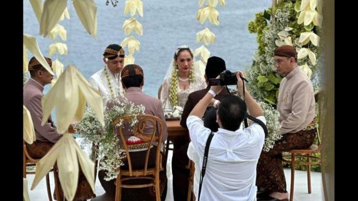 Penyanyi Bunga Citra Lestari alias BCL resmi menikah dengan Tiko Aryawardhana di Bali hari ini, Sabtu (2/12/2023).