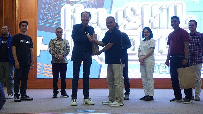 Penyerahan kenang-kenangan oleh Wadek FISKOM Sampoerno, S.Pd., M.Si., kepada Adji Watono, Kamis (11-01-2024).