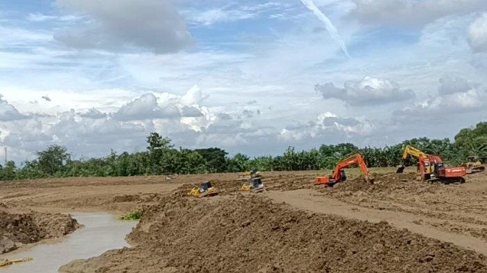PERBAIKAN TANGGUL - Perbaikan tanggul Sungai Tuntang di Desa Baturagung, Kecamatan Gubug, Kabupaten Grobogan, Minggu (16/3/2025). Kegiatan itu mengalami kendala akibat faktor cuaca dan menjadi tantangan utama karena para pekerja tidak dapat melanjutkan pekerjaan jika hujan lebat dan kiriman air dari hulu terus mengalir.