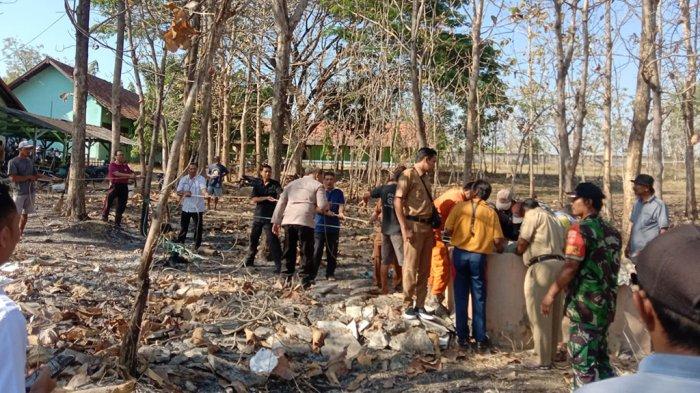 Suasana proses evakuasi perempuan yang tercebur ke dalam sumur di SMP Negeri 4 Blora, Senin (26/8/2024).