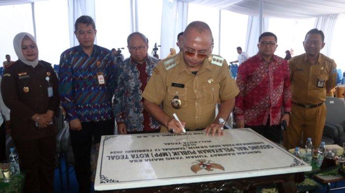 Wali Kota Tegal Dedy Yon Supriyono meresmikan Gedung Mall Pelayanan Publik (MPP) Kota Tegal, Senin (12/2/2024).