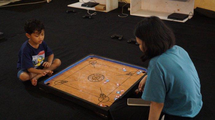 PERMAINAN TRADISIONAL - Anak-anak bermain permainan tradisional dalam Pasar Seni Diskom di GOR PPLP Sepak Takraw 1, Tegalrejo, Kota Salatiga. Kegiatan itu diselenggarakan Prodi DKV UKSW sejak Jumat (19/4/2024) hingga Minggu (21/4/2024).