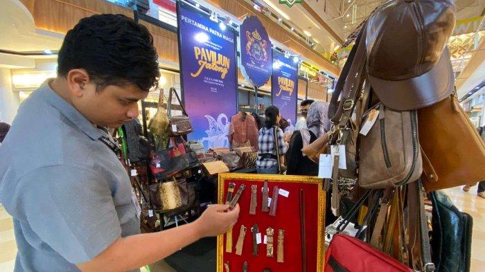 Pertamina Patra Niaga mendorong pelaku usaha yang merupakan mitra binaan dalam Program Pendanaan Usaha Mikro dan Kecil (PPUMK) untuk mengikuti ajang Sinergi Karya Usaha Unggulan yang diselenggarakan oleh Kamar Dagang dan Industri (Kadin) Provinsi Jawa Tengah. Rabu (1/5) hingga Minggu (5/5).