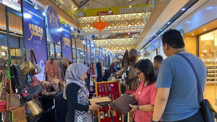 Pertamina Patra Niaga mendorong pelaku usaha yang merupakan mitra binaan dalam Program Pendanaan Usaha Mikro dan Kecil (PPUMK) untuk mengikuti ajang Sinergi Karya Usaha Unggulan yang diselenggarakan oleh Kamar Dagang dan Industri (Kadin) Provinsi Jawa Tengah. Rabu (1/5) hingga Minggu (5/5).