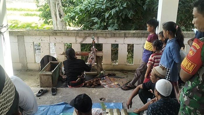 SEDEKAH BUMI - Pertunjukan wayang krucil dalam acara sedekah bumi di Desa Plantungan, Kecamatan Blora, Kabupaten Blora, Jumat (30/5/2025).