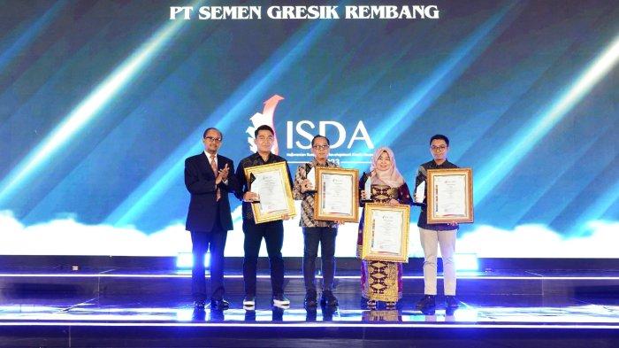 Perwakilan PT Semen Gresik mewakili local hero binaan perusahaan menerima plakat penghargaan dalam ajang Indonesia CSR Awards (ICA) and Indonesian SDGs Award (ISDA) 2023 oleh Corporate Forum for CSR Development (CFCD) di Hotel Westin Jakarta (4/12).