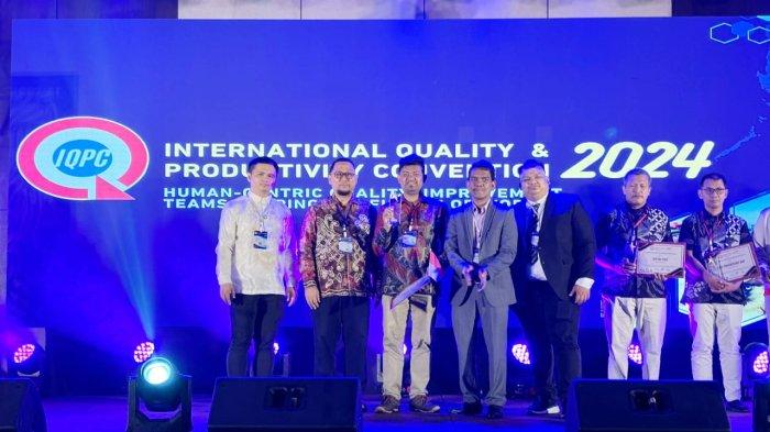 Perwakilan dari tim inovasi PT Semen Gresik ‘QCP NOVA IT ONNI’, Seno Catur Sentiko, menerima piala dan plakat penghargaan peringkat Excellent pada ajang International Quality & Productivity Convention (IQPC) 2024 yang dilaksanakan di Manila Filipina 12 September 2024.