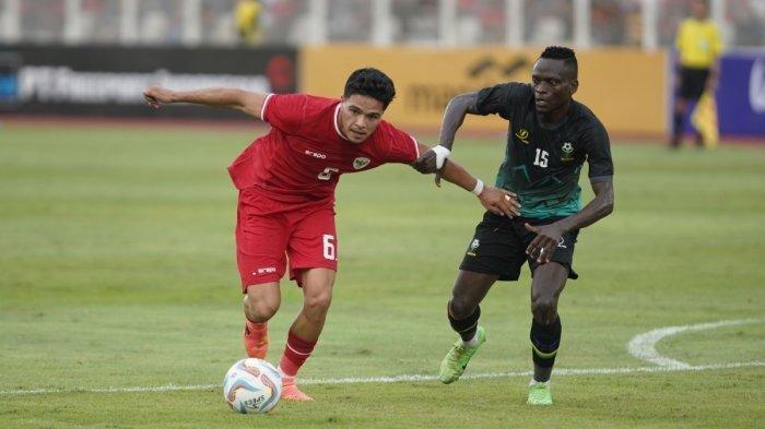 Pesepak bola Timnas Indonesia Ragnar Oratmangoen berebut bola dengan pesepak bola Tanzania saat pertandingan uji coba di Stadion Madya Senayan Jakarta, Minggu (2/5/2024). Pertandingan ini sebagai pemanasan jelang kualifikasi Piala Dunia 2026 zona Asia melawan Irak dan Filipina.