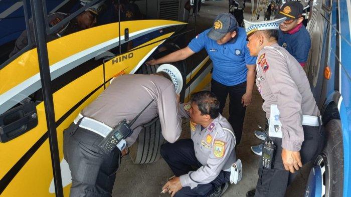 Petugas Gabungan Satlantas Polres Kudus dan Dishub Kudus lakukan pemeriksaan Rampcheck pada bus-bus.