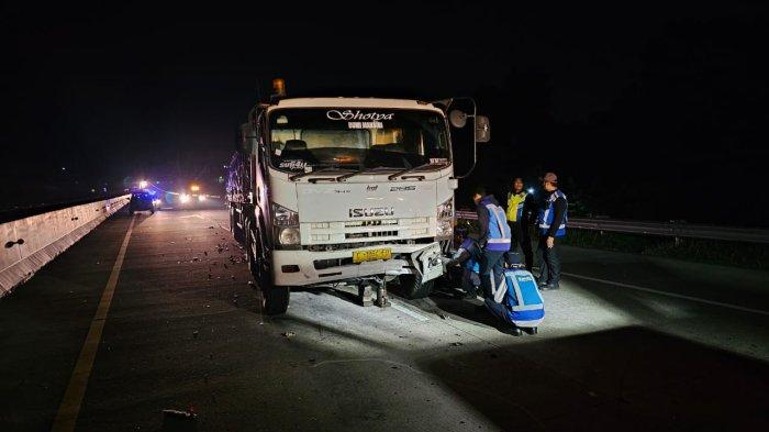 Petugas jasa marga tol Semarang - Batang mengevakuasi truk trailer Isuzu yang terlibat kecelakaan dengan toyota Inova Venturer di ruas tol Kaliwungu Kendal Km 405.600 jalur A, Sabtu (23/3/2024) pukul 01:00 WIB.
