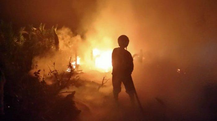 Petugas melakukan pemadaman kawasan hutan Sengkala di Karangpucung, Cilacap yang terbakar pada Sabtu (5/8/2023) malam.