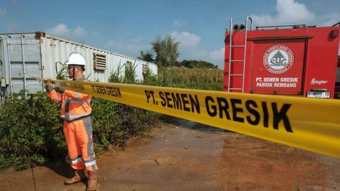 Petugas memberikan garis peringatan di area kebakaran pada simulasi tanggap darurat yang dilaksanakan di area gudang bahan peledak (handak) Pabrik Rembang (12/6).