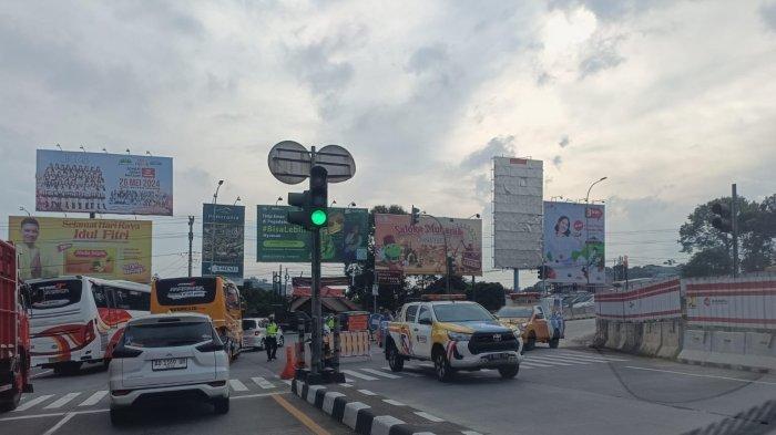 Petugas menutup akses masuk Gerbang Tol Bawen di traffic light Bawen menjelang penerapan one way pukul 15.30, Sabtu (6/4/2024).