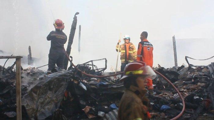 Petugas pemadam kebakaran saat melakukan pemadaman kebakaran Pasar Induk Cepu Blora, Minggu (26/1/2025).