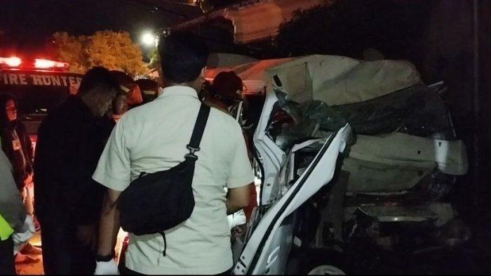 Petugas saat melakukan evakuasi sopir minibus Daihatsu Luxio yang kecelakaan di Pacitan, Rabu (21/2/2024) malam.