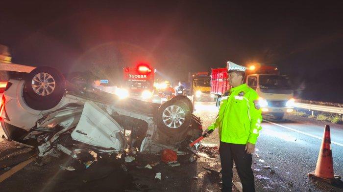 KECELAKAAN DI TOL - Petugas tol PBTR saat melakukan evakuasi korban kecelakaan di KM 320+500 jalur B arah Jakarta, pukul 18.10 WIB atau tepatnya di wilayah Ampelgading, Kabupaten Pemalang. Dari kejadian ini, satu orang meninggal dunia, satu orang luka berat, dan satu luka ringan.