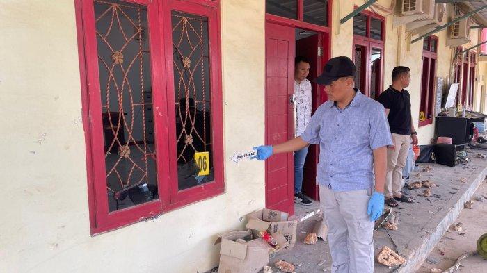 Pihak kepolisian Polres Rembang melakukan olah TKP