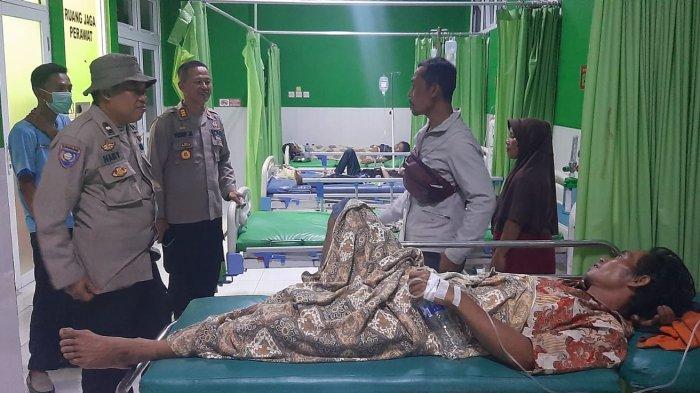 Pihak kepolisian saat mengecek kondisi korban keracunan usai mengonsumsi jamur liar di Puskesmas Gandrungmangu 1 Rabu (1/5/2024) malam.