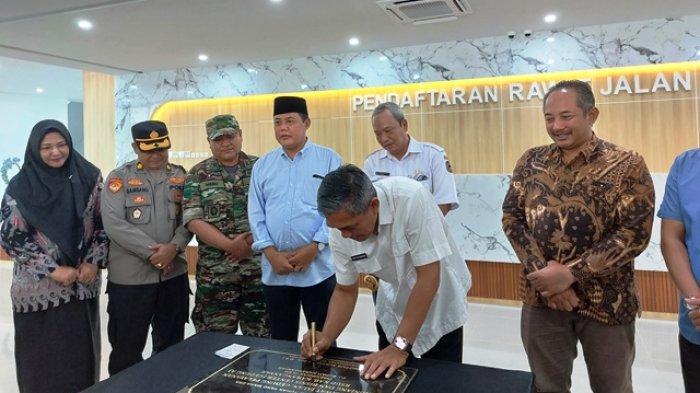 Pj Bupati Karanganyar, Timotius Suryadi menandatangani prasasti pembangunan Gedung A RSUD Karanganyar pada Jumat (29/12/2023).