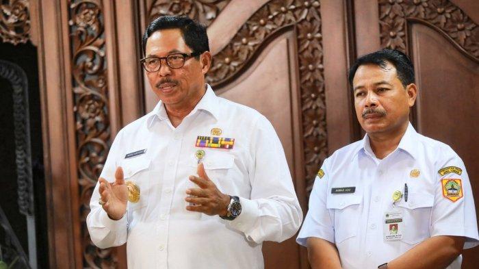 Pj Gubernur Jateng Nana Sudjana saat menyampaikan pengumuman kenaikan UMP Jateng di Kantor Gubernur Jateng, Rabu (11/12/2024) malam.