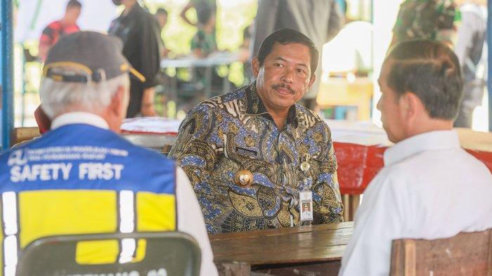 Pj Gubernur Jateng Nana Sudjana saat mendampingi Presiden Joko Widodo di wilayah terdampak banjir di Kabupaten Demak, Jumat (22/3/2024). (Dok Pemrov Jateng)