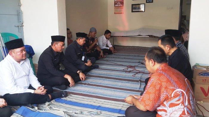 Pj Wali Kota Tegal, Dadang Somantri bersama Sekda Kota Tegal, Agus Dwi Sulistyantono takziah ke rumah duka Mohamad Fakhruri di Kecamatan Tegal Timur, Kota Tegal, Selasa (27/8/2024).