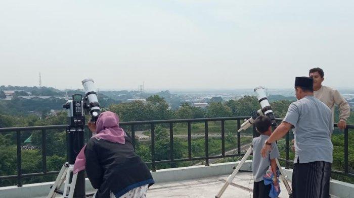 Anak-anak dari sekolah TK di Majalengka bersama tim pengarah Planetarium melakukan pengamatan matahari di Rooftop Gedung Planetarium dan Observatorium UIN Walisongo Semarang, Jumat (17/3/2023)