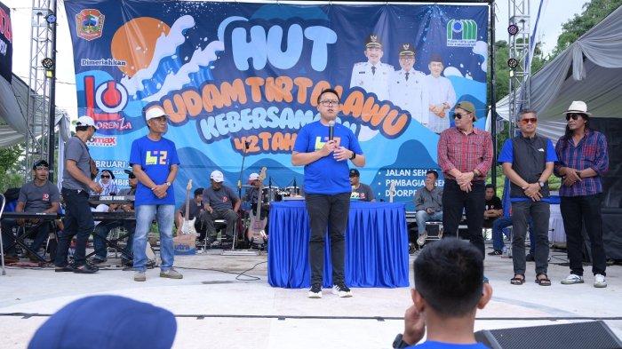 HUT PUDAM TIRTA LAWU - Plh Bupati Karanganyar, Adhe Eliana memberikan sambutan saat menghadiri HUT PUDAM Tirta Lawu Karanganyar ke-42 di Watu Gambir Park Karangpandan pada Minggu, (23/2/2025).