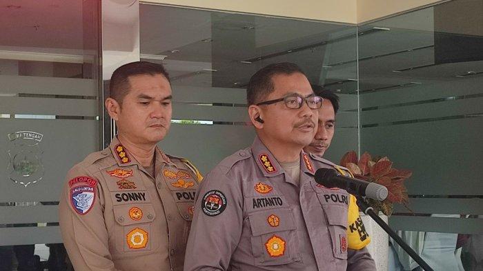 Kabid Humas Polda Jateng, Kombes Pol Artanto (tengah) dan Dirlantas Polda Jateng Kombes Pol Sonny Irawan (kiri) memberikan keterangan update kasus kecelakaan maut di tol Pemalang, Jumat (1/11/2024).