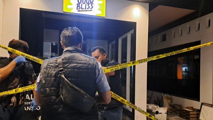 SEGEL TEMPAT HIBURAN: Polda Jateng menyegel Mansion Executive Karaoke di Jalan Kyai Saleh, Kelurahan Mugassari, Semarang Selatan, Kota Semarang, Kamis (27/2/2025) malam. Tempat hiburan tersebut disegel karena diduga menyajikan tari telanjang dan prostitusi.