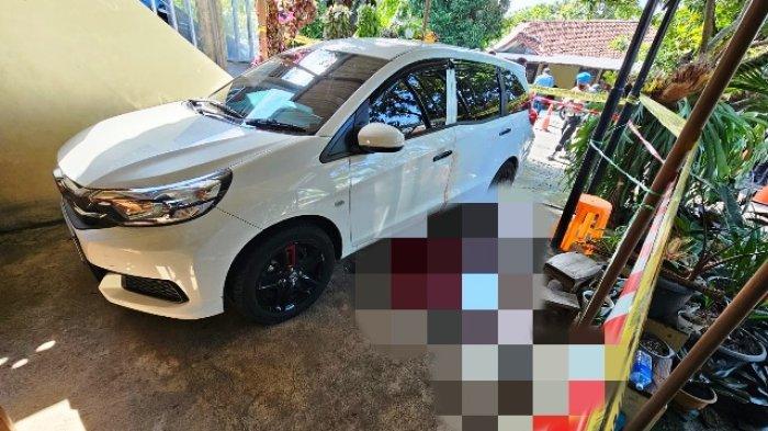 Polisi berpangkat Kompol diduga melakukan bunuh diri di dalam mobil yang terparkir di depan teras rumah di Kecamatan Gajahmungkur, Kota Semarang, Kamis (4/4/2022).
