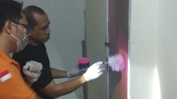 Polisi melakukan olah tempat kejadian perkara atas meninggalnya perempuan asal Kabupaten Batang di kamar kosnya, Jalan Karangsari 3, Karangkidul, Semarang Tengah, Senin (31/7/2023) malam.