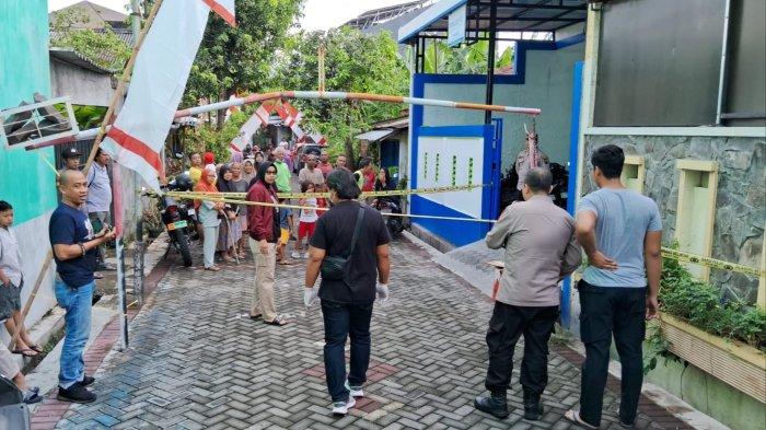 Polisi melakukan olah tempat kejadian perkara pembuangan bayi laki-laki di tempat sampah depan kantor PNM di Jalan Berlian 1, RT 3 RW 5, Kelurahan Mangunharjo, Tembalang, Kota Semarang, Jumat (24/5/2024).