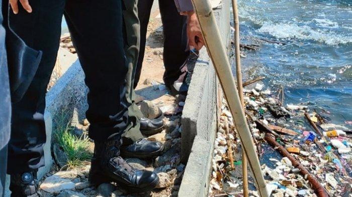 Polisi memeriksa lokasi temuan kaki kiri di Kawasan Pantai Marina, Kota Semarang, Kamis (27/6/2024).