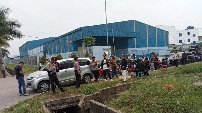 Polisi mengamankan aksi demo di pabrik