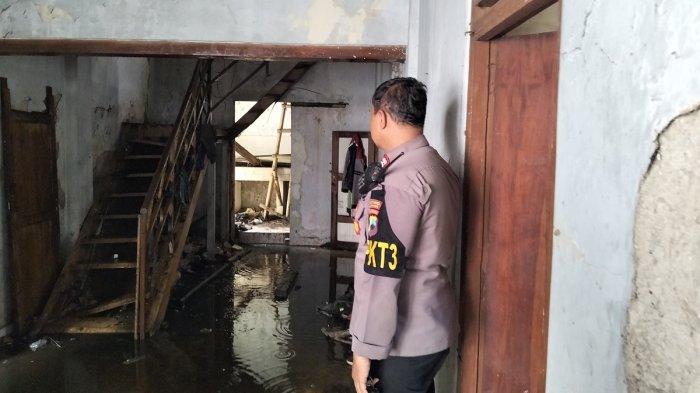 Polisi mengecek rumah kosong tempat tinggal gelandangan di jalan Wonodri Kopen I RT 1 RW 4 Kelurahan Wonodri Kecamatan Semarang Selatan terbakar